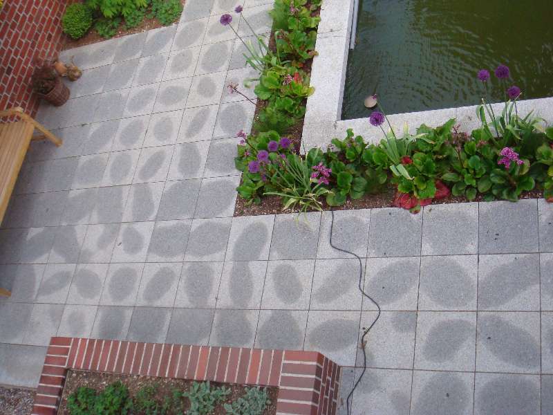 Bild zum BAU-Forumsbeitrag: Feuchte Stellen auf Granitplatten im Forum Balkon und Terrasse