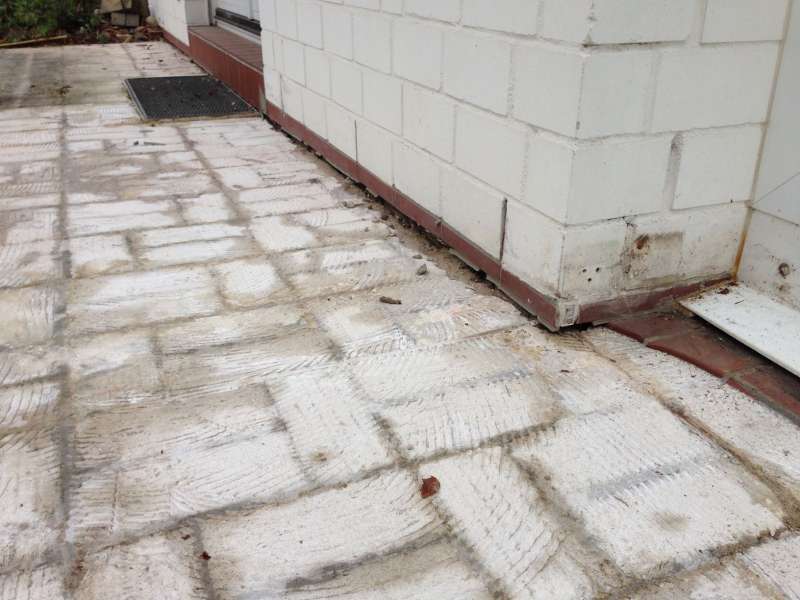 Bild zum BAU-Forumsbeitrag: Übergang Terrasse > Hauswand abdichten (nachdem alte Fliesen entfernt wurden) im Forum Balkon und Terrasse