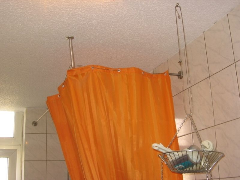 Bild zum BAU-Forumsbeitrag: Sauerkrautdecke: Badezimmer Duschvorhang Deckenaufhängung schief im Forum Baustoffe