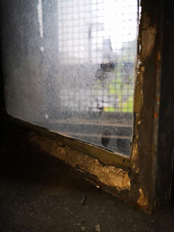 Bild zum BAU-Forumsbeitrag: Alte Kellerfenster mit Metallrahmen, welcher Kleber/Dichtung? im Forum Keller