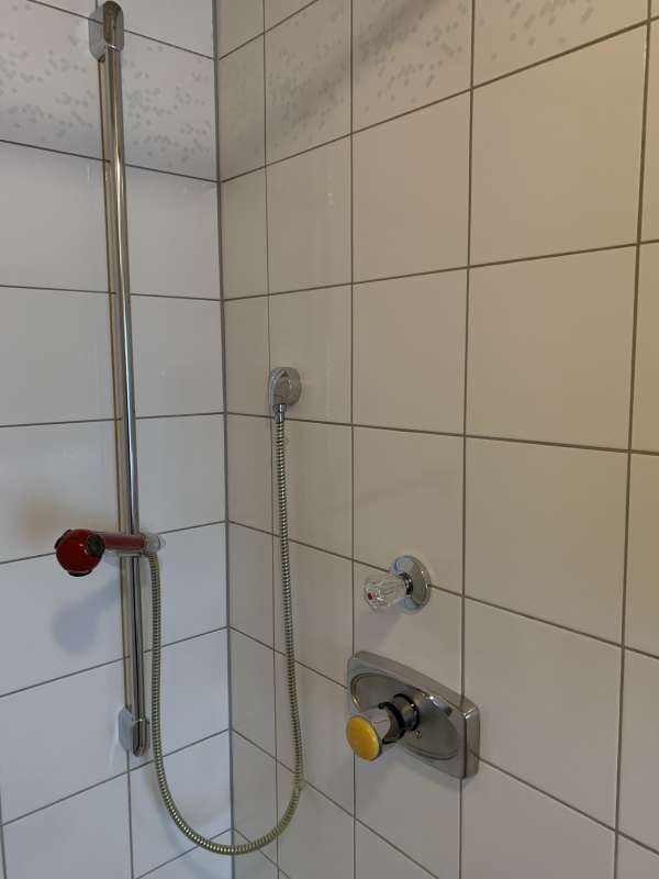 Bild zum BAU-Forumsbeitrag: Welche Dusch-Armatur brauche ich hierfür (siehe Foto)? im Forum Sanitär, Bad, Dusche, WC
