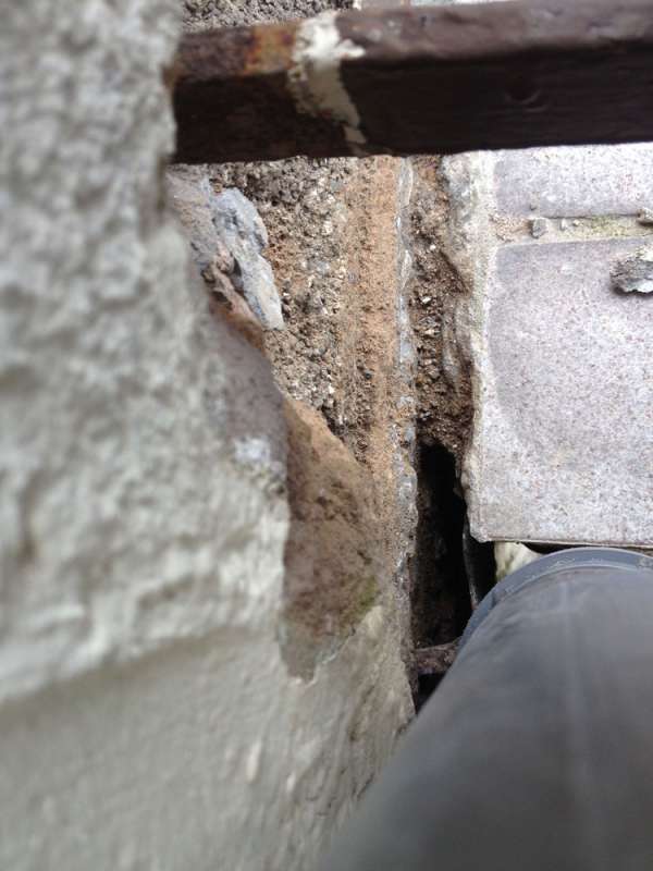 Bild zum BAU-Forumsbeitrag: Feuchtigkeit im Mauerwerk durch Balkonanschluss im Forum Modernisierung / Sanierung / Bauschäden