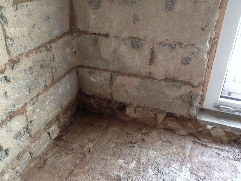 Bild zum BAU-Forumsbeitrag: Feuchtigkeit im Mauerwerk durch Balkonanschluss im Forum Modernisierung / Sanierung / Bauschäden