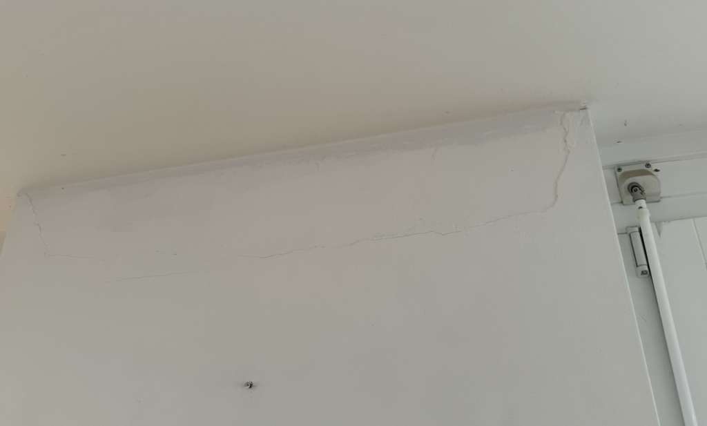BAU-Forumsbeitrag: Riss in Außenwand (zwischen Decke und Wand) im DG