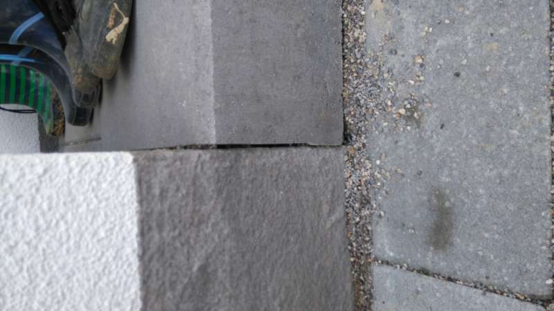 Bild zum BAU-Forumsbeitrag: Trennung Außentreppe Blockstufen/Platten zu Fassade im Forum Treppen, Rampen, Leitern