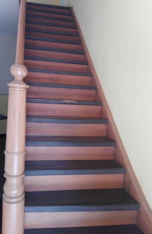 Bild zum BAU-Forumsbeitrag: Ganze Treppe neu wegen kleinem Defekt?! im Forum Treppen, Rampen, Leitern