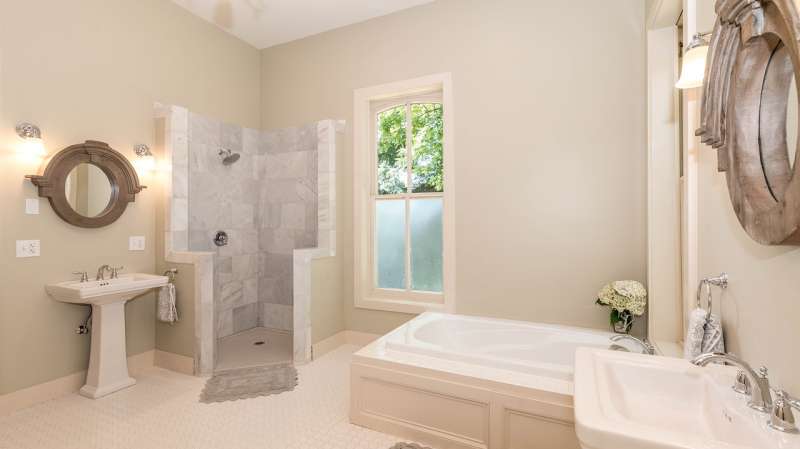 Bild: Wohlfühlbad - Dieses Badezimmer bietet höchsten Komfort und Zugänglichkeit, ohne dabei auf Stil und Ästhetik zu verzichten