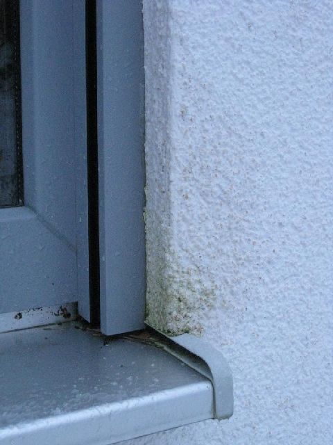 BAU.DE / BAU-Forum: 1. Bild zu Antwort "Detailaufnahme: Fensteranschluss &ndash; Feuchtigkeitsproblematik" auf die Frage "Feuchter Au&szlig;enputz: Ursachen, Folgen & Sanierungskosten bei Stockflecken?" im BAU-Forum "Au&szlig;enw&auml;nde und Fassaden"
