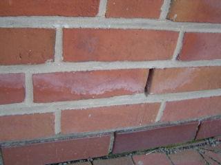 BAU.DE / BAU-Forum: 1. Bild zu Antwort "Klinker-Ausbl&uuml;hungen: Bilder von Nord- und Nord-Ost-Seite" auf die Frage "Wei&szlig;e Ausbl&uuml;hungen an Klinker: Ursachen, Analyse & Sanierungskosten?" im BAU-Forum "Au&szlig;enw&auml;nde und Fassaden"