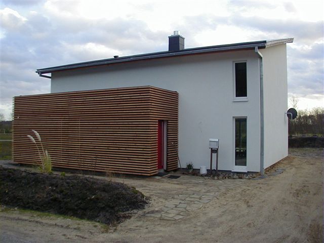 BAU.DE / BAU-Forum: 1. Bild zu Antwort "WDVS Fassade: Kiesansch&uuml;ttung als Feuchtigkeitsursache?" auf die Frage "WDVS Fassade: Nasse St&ouml;&szlig;e, Putz l&ouml;st sich &ndash; Ursachen, Sanierung & Kosten?" im BAU-Forum "Au&szlig;enw&auml;nde und Fassaden"