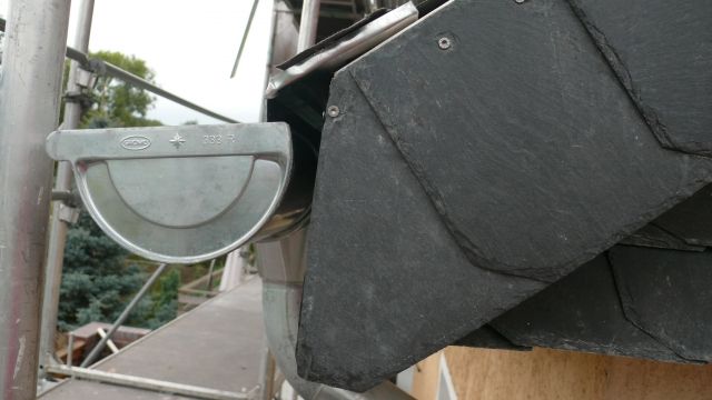 BAU.DE / BAU-Forum: 1. Bild zu Antwort "Schieferbruch: Schrauben zu fest? &ndash; Analyse der Befestigung" auf die Frage "Schieferplatten brechen nach Verkleidung: Ursachen, Risiken & L&ouml;sungen?" im BAU-Forum "Au&szlig;enw&auml;nde und Fassaden"