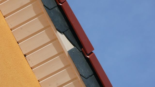 BAU.DE / BAU-Forum: 3. Bild zu Antwort "Schiefer-Reparatur: Worauf bei Traufe und Ortgang achten?" auf die Frage "Schieferplatten brechen nach Verkleidung: Ursachen, Risiken & L&ouml;sungen?" im BAU-Forum "Au&szlig;enw&auml;nde und Fassaden"