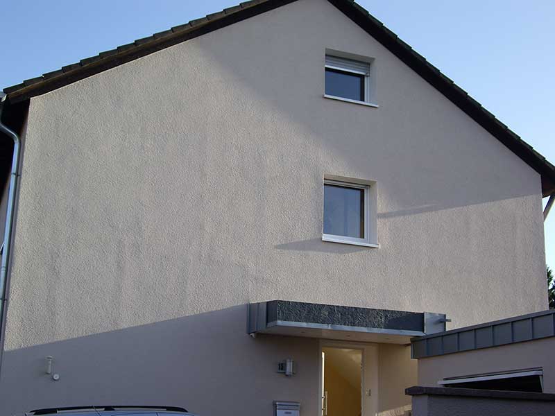 BAU.DE / BAU-Forum: 1. Bild zu Frage "WDVS Fassade: Risse, Wellen & Schatten &ndash; Baum&auml;ngel erkennen? Kosten f&uuml;r Sanierung?" im BAU-Forum "Au&szlig;enw&auml;nde und Fassaden"