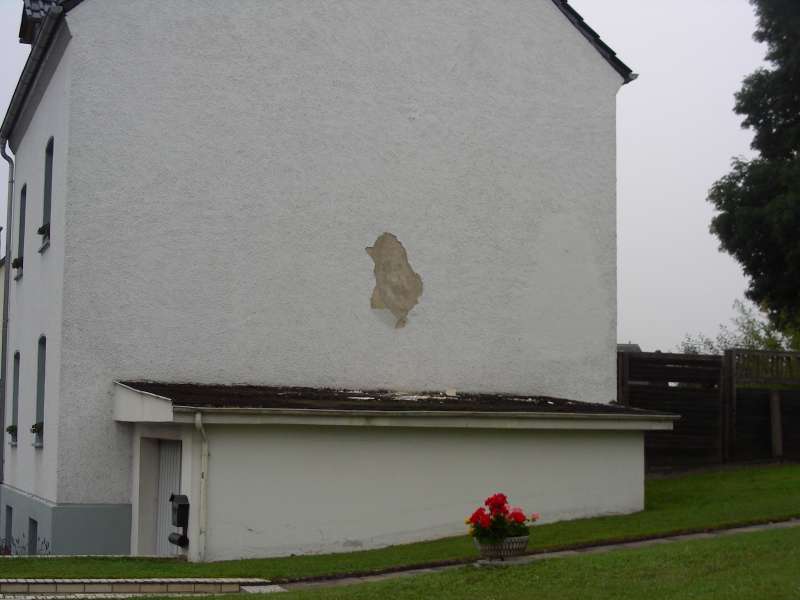 BAU.DE / BAU-Forum: 1. Bild zu Frage "Fassadenrenovierung an Grundstücksgrenze: Mitwirkungspflichten des Nachbarn bei Garage?" im BAU-Forum "Außenwände und Fassaden" BAU.DE / BAU-Forum: 1. Bild zu Frage "Fassadenrenovierung an Grundstücksgrenze: Mitwirkungspflichten des Nachbarn bei Garage?" im BAU-Forum "Außenwände und Fassaden"