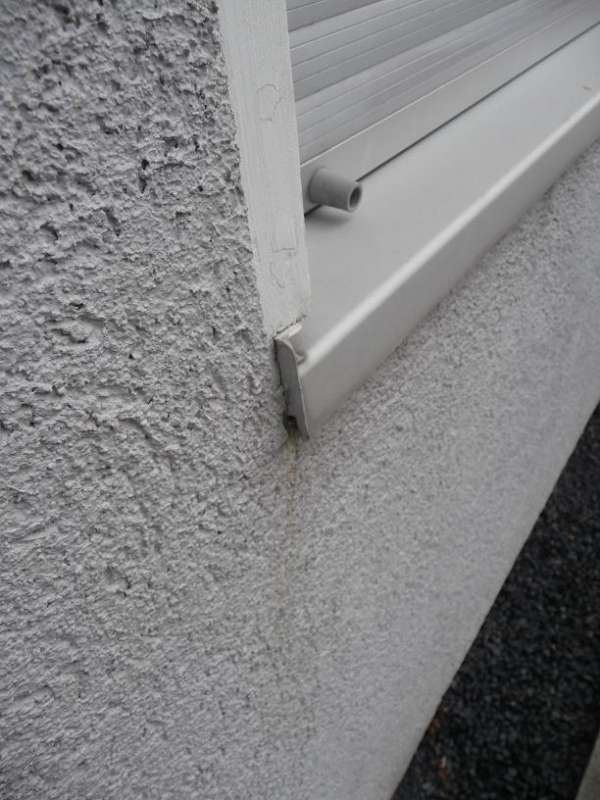 BAU.DE / BAU-Forum: 3. Bild zu Antwort "Fensterbank-Details: Bilder zur Problem-Erkennung" auf die Frage "Fensterb&auml;nke austauschen: Anleitung, Kosten & Material f&uuml;r besseren Schutz?" im BAU-Forum "Au&szlig;enw&auml;nde und Fassaden"