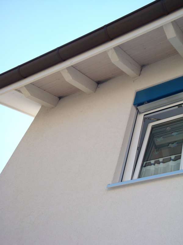 BAU.DE / BAU-Forum: 2. Bild zu Frage "Dunkle Flecken unter dem Dach: Ursachen, Risiken & Sanierungskosten?" im BAU-Forum "Außenwände und Fassaden" BAU.DE / BAU-Forum: 2. Bild zu Frage "Dunkle Flecken unter dem Dach: Ursachen, Risiken & Sanierungskosten?" im BAU-Forum "Außenwände und Fassaden"