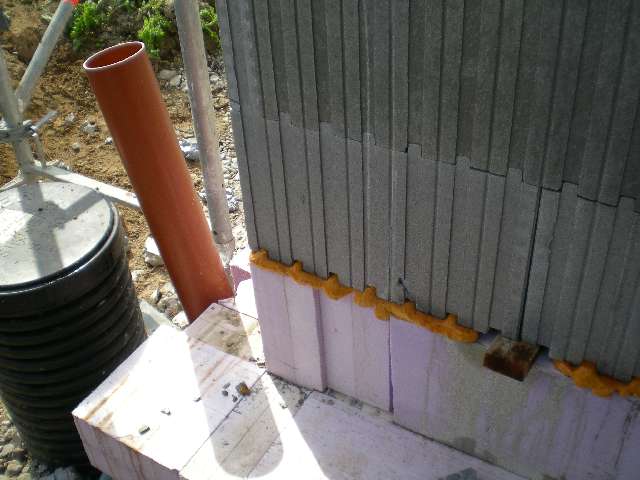 BAU.DE / BAU-Forum: 5. Bild zu Frage "Schalungssteine bef&uuml;llen & betonieren: Anleitung, Tipps & h&auml;ufige Fehler vermeiden?" im BAU-Forum "Au&szlig;enw&auml;nde und Fassaden"