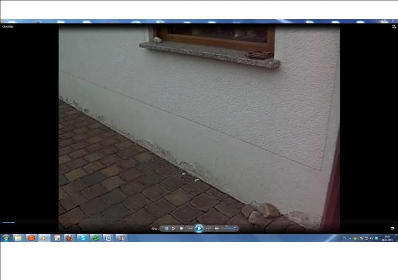 BAU.DE / BAU-Forum: 1. Bild zu Frage "Putz blättert am Sockel ab: Ursachen, Sanierung & Kosten bei Spritzwasser?" im BAU-Forum "Außenwände und Fassaden" BAU.DE / BAU-Forum: 1. Bild zu Frage "Putz blättert am Sockel ab: Ursachen, Sanierung & Kosten bei Spritzwasser?" im BAU-Forum "Außenwände und Fassaden"