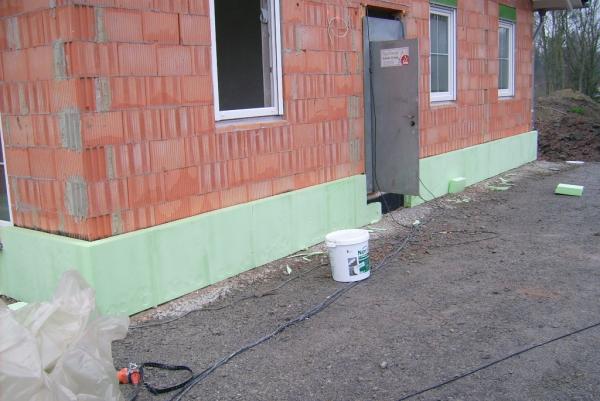 BAU.DE / BAU-Forum: 1. Bild zu Antwort "Wandaufbau: Bilder von Dickbeschichtung, Styrodur & Noppenbahn" auf die Frage "Noppenbahn an Dickbeschichtung Bodenplatte: Funktion, Sch&auml;den & nachtr&auml;glicher Aufwand?" im BAU-Forum "Au&szlig;enw&auml;nde und Fassaden"