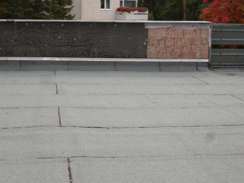 BAU.DE / BAU-Forum: 1. Bild zu Frage "Attika Verkleidung Flachdach: Kosten, Materialien & Abdichtung nach Eternitplatten Entfernung?" im BAU-Forum "Au&szlig;enw&auml;nde und Fassaden"