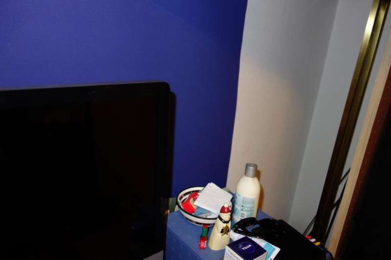 BAU.DE / BAU-Forum: 2. Bild zu Antwort "Schimmel-Ecke: Temperatur 13&deg;C &ndash; Zugestellte Ecke als Ursache?" auf die Frage "Schimmel Schlafzimmer: Temperaturunterschied, Ursachen & Ma&szlig;nahmen im Neubau?" im BAU-Forum "Au&szlig;enw&auml;nde und Fassaden"