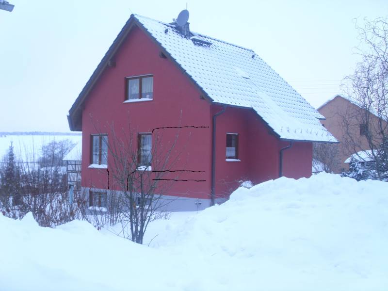 BAU.DE / BAU-Forum: 1. Bild zu Antwort "Rissverlauf: Putzfassadenrisse im Obergeschoss sichtbar" auf die Frage "Putzfassadenrisse sanieren: Ursachen, Reparatur & Kosten f&uuml;r Riss&uuml;berbr&uuml;ckung?" im BAU-Forum "Au&szlig;enw&auml;nde und Fassaden"