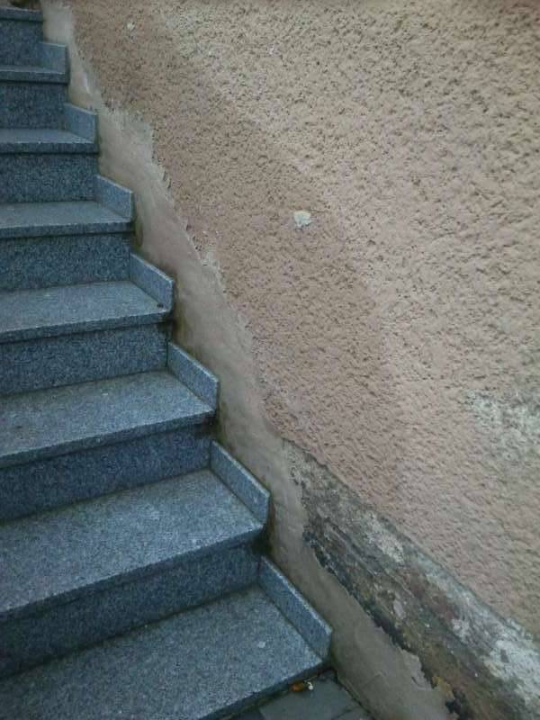 Bild zum BAU-Forumsbeitrag: Nasse Außenwand am Treppenaufgang im Forum Außenwände und Fassaden