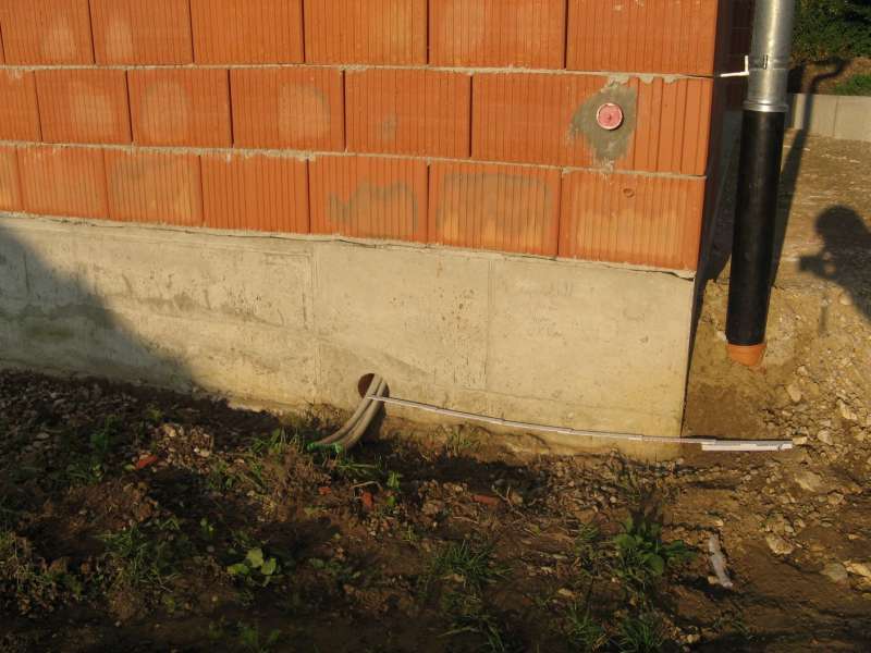 BAU.DE / BAU-Forum: 1. Bild zu Antwort "Garage: Feuchtigkeit im Innenputz &ndash; Ursachenanalyse (Fotos)" auf die Frage "Aufsteigende Feuchtigkeit in Garage: Ursachen, Erkennung & Sanierung der Au&szlig;enwand?" im BAU-Forum "Au&szlig;enw&auml;nde und Fassaden"