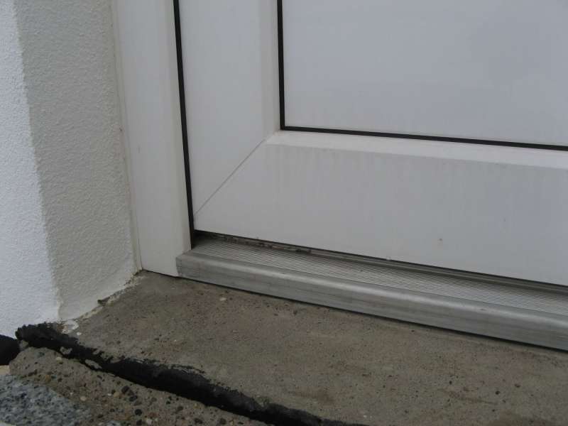 BAU.DE / BAU-Forum: 5. Bild zu Antwort "Garage: Feuchtigkeit im Innenputz &ndash; Ursachenanalyse (Fotos)" auf die Frage "Aufsteigende Feuchtigkeit in Garage: Ursachen, Erkennung & Sanierung der Au&szlig;enwand?" im BAU-Forum "Au&szlig;enw&auml;nde und Fassaden"