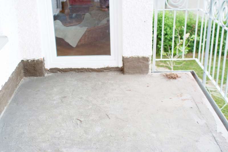BAU.DE / BAU-Forum: 1. Bild zu Antwort "Balkonabdichtung: Fotos zur Veranschaulichung des Problems" auf die Frage "Zinkblech an Balkonabdichtung (Dichtschl&auml;mme) anschlie&szlig;en: Material, Abdichtung & Vorgehen?" im BAU-Forum "Au&szlig;enw&auml;nde und Fassaden"