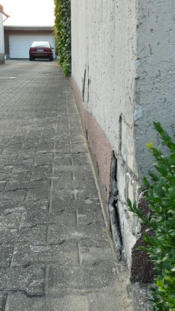 BAU.DE / BAU-Forum: 1. Bild zu Frage "Sockelputz l&ouml;st sich durch Pflaster: Ursachen, Sanierung & Nachbarrecht?" im BAU-Forum "Au&szlig;enw&auml;nde und Fassaden"