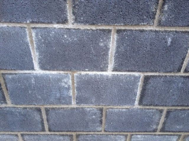 BAU.DE / BAU-Forum: 1. Bild zu Frage "Sichtmauerwerk aus Betonsteinen reinigen: M&ouml;rtelreste, Streifen & Hochdruckreiniger?" im BAU-Forum "Au&szlig;enw&auml;nde und Fassaden"