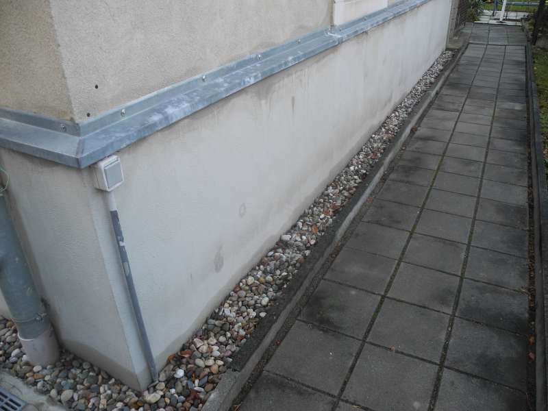 BAU.DE / BAU-Forum: 2. Bild zu Frage "Feuchte Streifen am Sockelputz: Ursachen, Gefahren & Sanierungskosten?" im BAU-Forum "Au&szlig;enw&auml;nde und Fassaden"