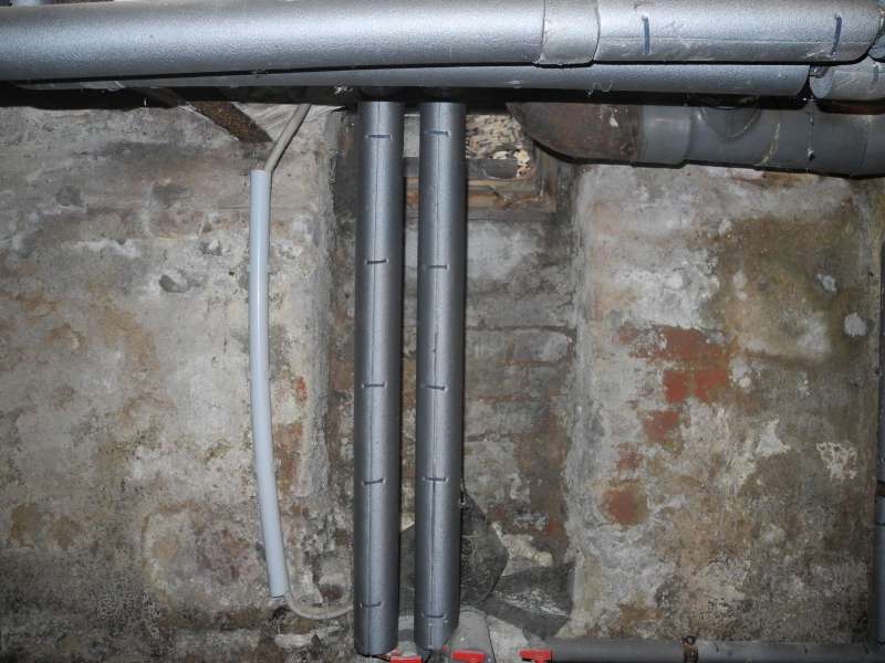 BAU.DE / BAU-Forum: 4. Bild zu Frage "Feuchte Streifen am Sockelputz: Ursachen, Gefahren & Sanierungskosten?" im BAU-Forum "Au&szlig;enw&auml;nde und Fassaden"