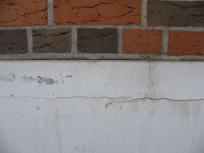 BAU.DE / BAU-Forum: 1. Bild zu Frage "Rissbildung im Außenputz: Ursachen, Sanierung & Risiken über Horizontalsperre?" im BAU-Forum "Außenwände und Fassaden" BAU.DE / BAU-Forum: 1. Bild zu Frage "Rissbildung im Außenputz: Ursachen, Sanierung & Risiken über Horizontalsperre?" im BAU-Forum "Außenwände und Fassaden"