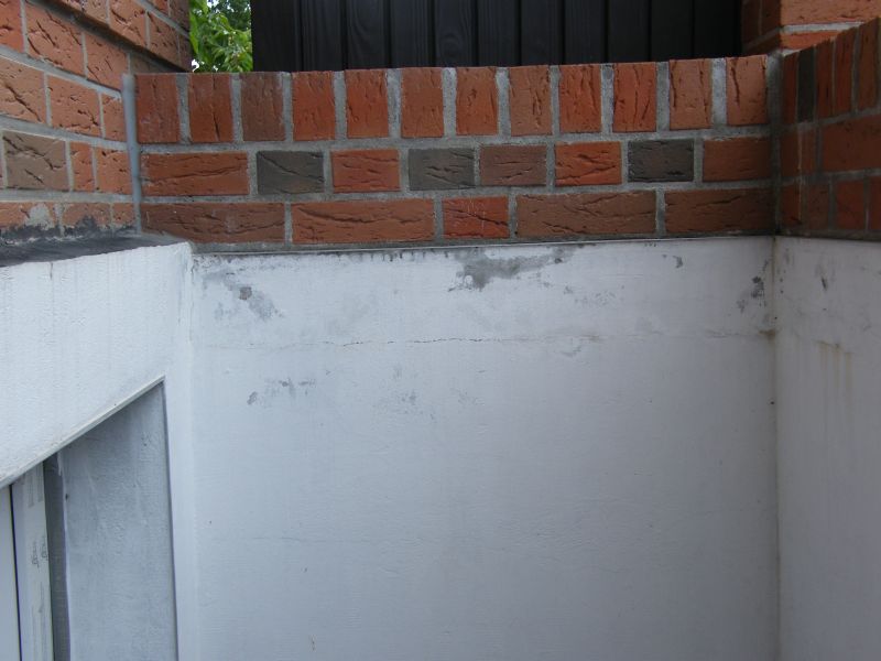 BAU.DE / BAU-Forum: 2. Bild zu Frage "Rissbildung im Außenputz: Ursachen, Sanierung & Risiken über Horizontalsperre?" im BAU-Forum "Außenwände und Fassaden" BAU.DE / BAU-Forum: 2. Bild zu Frage "Rissbildung im Außenputz: Ursachen, Sanierung & Risiken über Horizontalsperre?" im BAU-Forum "Außenwände und Fassaden"