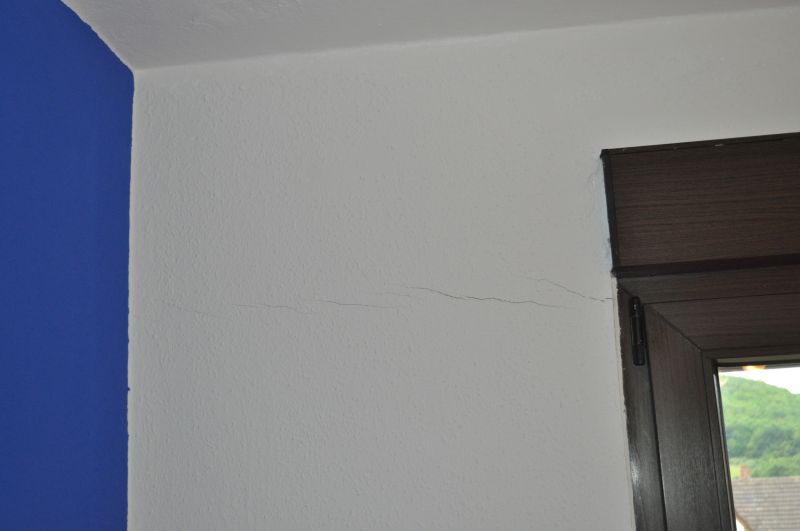 BAU.DE / BAU-Forum: 3. Bild zu Frage "Setzrisse im Haus: Ursachen, Risiken & Sofortma&szlig;nahmen f&uuml;r Baujahr 1964?" im BAU-Forum "Au&szlig;enw&auml;nde und Fassaden"