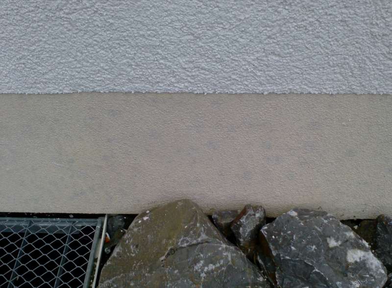 BAU.DE / BAU-Forum: 2. Bild zu Frage "Dunkle Flecken an Fassade: Ursachen, Risiken & Sanierung bei Holzst&auml;nderbau?" im BAU-Forum "Au&szlig;enw&auml;nde und Fassaden"