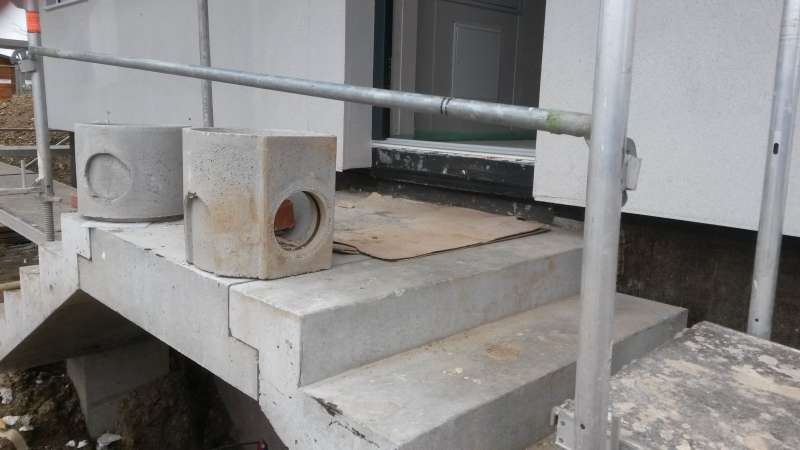 BAU.DE / BAU-Forum: 1. Bild zu Frage "Podest-H&ouml;henunterschied zum Fu&szlig;bodenaufbau: Planung, Toleranzen & L&ouml;sungen?" im BAU-Forum "Au&szlig;enw&auml;nde und Fassaden"