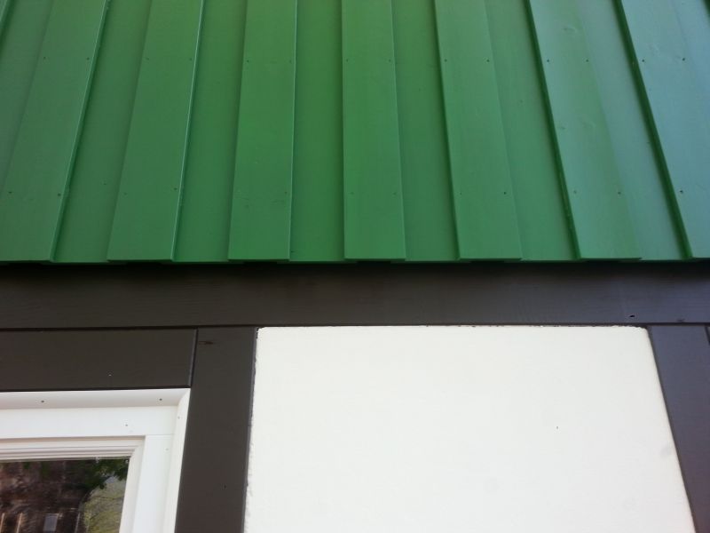 BAU.DE / BAU-Forum: 2. Bild zu Frage "Boden-Deckel-Schalung: Tropfkante fehlt, Verschraubung mangelhaft? Gutachter notwendig?" im BAU-Forum "Au&szlig;enw&auml;nde und Fassaden"