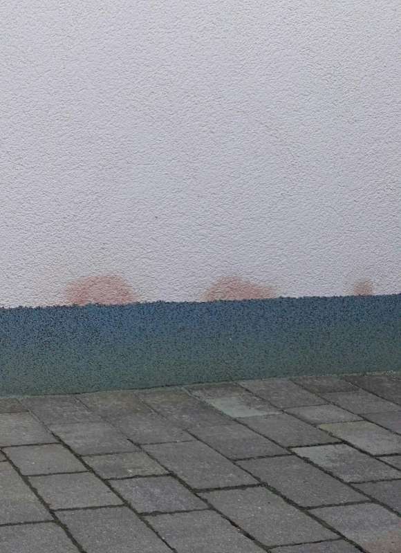 BAU.DE / BAU-Forum: 1. Bild zu Frage "Wasserflecken auf der Fassade" im BAU-Forum "Außenwände und Fassaden" BAU.DE / BAU-Forum: 1. Bild zu Frage "Wasserflecken auf der Fassade" im BAU-Forum "Außenwände und Fassaden"