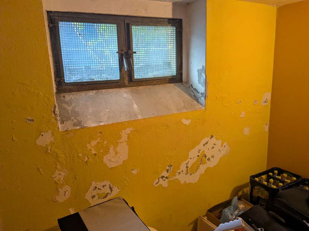 BAU.DE / BAU-Forum: 5. Bild zu Frage "Schimmel an Außenwand-Ecke EG: Ursachen, Risiken & Sanierung bei Ziegelbau (Baujahr 1966)?" im BAU-Forum "Außenwände und Fassaden" BAU.DE / BAU-Forum: 5. Bild zu Frage "Schimmel an Außenwand-Ecke EG: Ursachen, Risiken & Sanierung bei Ziegelbau (Baujahr 1966)?" im BAU-Forum "Außenwände und Fassaden"