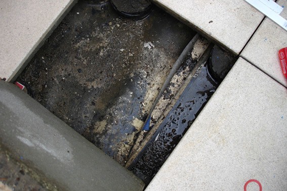 BAU.DE / BAU-Forum: 1. Bild zu Frage "Balkonfliesen erneuern: Aufbau pr&uuml;fen? Rollende Gummimatte &ndash; was tun?" im BAU-Forum "Balkon und Terrasse"