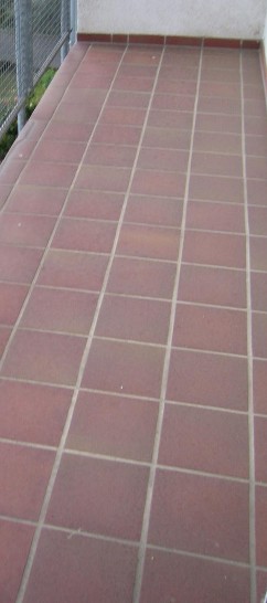 BAU.DE / BAU-Forum: 3. Bild zu Frage "Balkonsanierung: Estrich erneuern oder Risse verschlie&szlig;en? Kostenvergleich & Methoden" im BAU-Forum "Balkon und Terrasse"