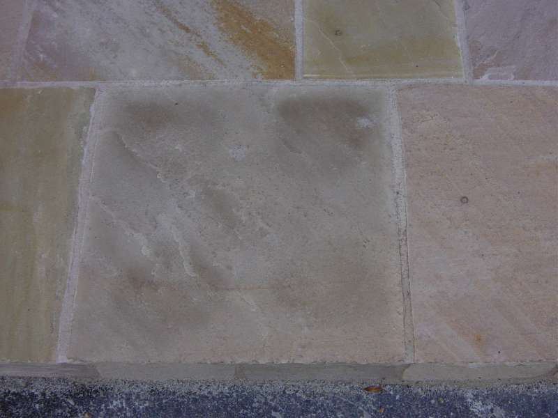 BAU.DE / BAU-Forum: 1. Bild zu Frage "Terrassenm&auml;ngel Sandstein: Ursachen, Folgen & Sanierung von Platten im M&ouml;rtelbett?" im BAU-Forum "Balkon und Terrasse"