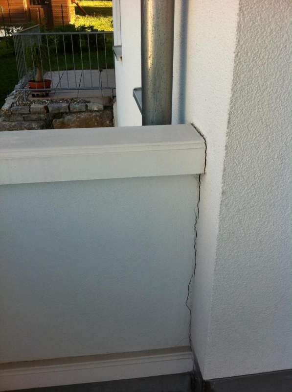 BAU.DE / BAU-Forum: 1. Bild zu Frage "Balkon ohne Trennfuge: Risse nach 3 Jahren &ndash; Baumangel? Kosten f&uuml;r Sanierung?" im BAU-Forum "Balkon und Terrasse"