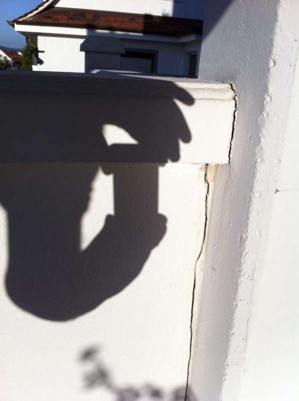 BAU.DE / BAU-Forum: 3. Bild zu Frage "Balkon ohne Trennfuge: Risse nach 3 Jahren &ndash; Baumangel? Kosten f&uuml;r Sanierung?" im BAU-Forum "Balkon und Terrasse"