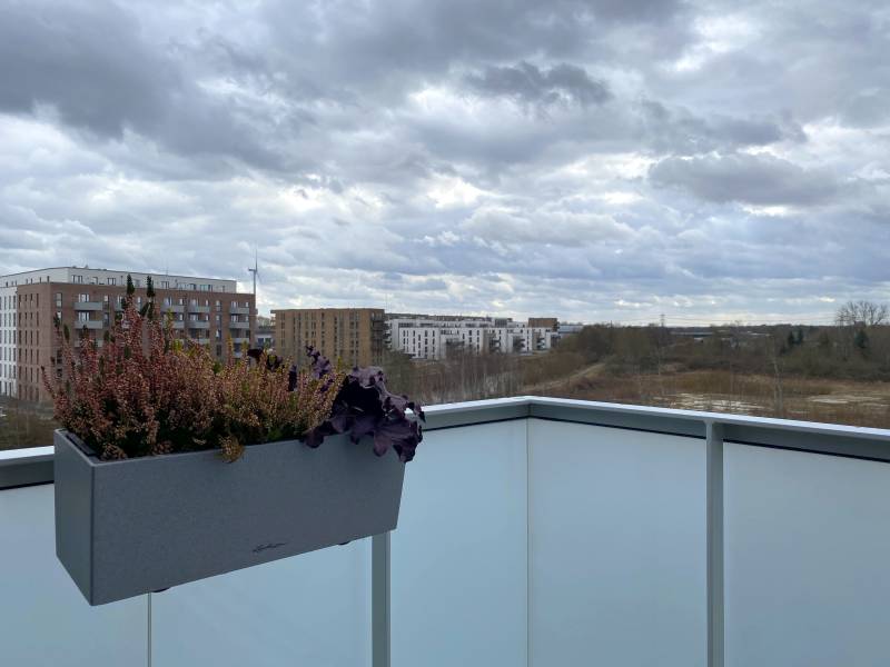 BAU.DE / BAU-Forum: 1. Bild zu Frage "Lezucha Balkon Pflanzgefäß an geschlossenen Balkon anbringen" im BAU-Forum "Balkon und Terrasse"