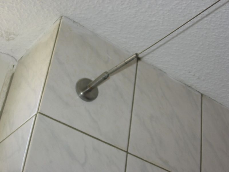 BAU.DE / Forum: 3. Bild zu Frage "Sauerkrautdecke: Badezimmer Duschvorhang Deckenaufhängung schief" im Forum "Baustoffe"