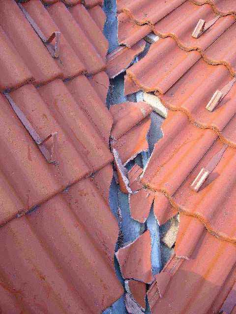 BAU.DE / BAU-Forum: 1. Bild zu Frage "Dachsteine an Kehle der Gaube gebrochen: Ursachen, L&ouml;sungen & Vorbeugung?" im BAU-Forum "Dach"